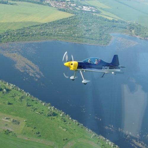 锦程顺利完成红牛特技飞机承运业务