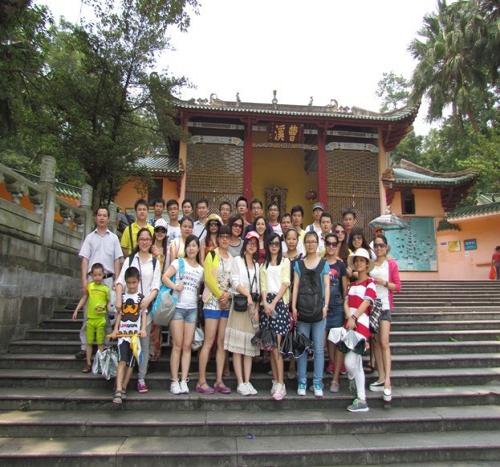 物流服务各分支开展登山活动