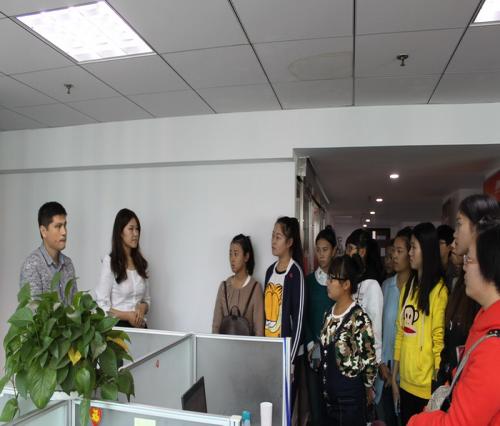 大连工业大学师生参观锦程物流网